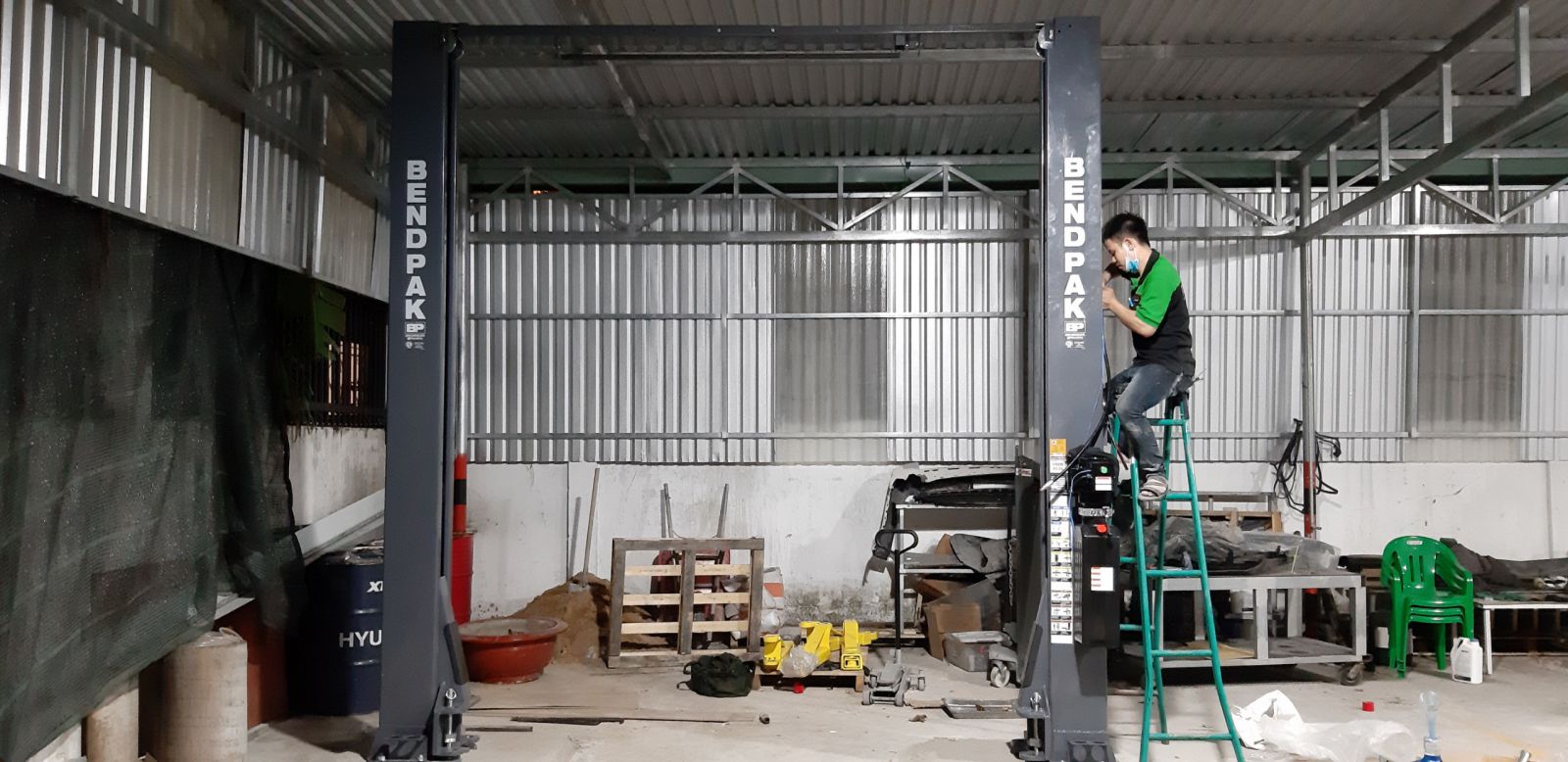 Cầu nâng 2 trụ cáp trên và cáp dưới có gì giống và khau nhau